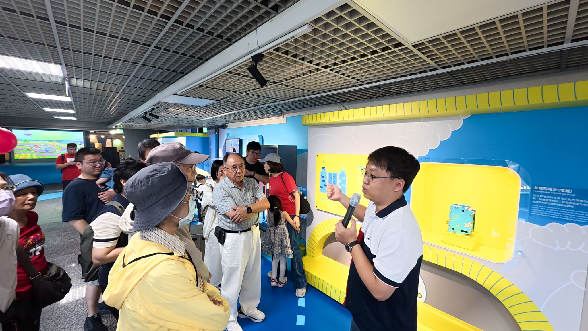 JPE沅亨莊瑋恩經理在氫能特展向員工與家屬進行專業講解，介紹氫能相關技術與設備。