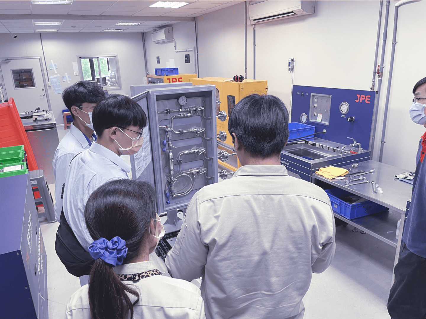 JPE工程师向客户说明取样系统内部管线配置与操作细节。