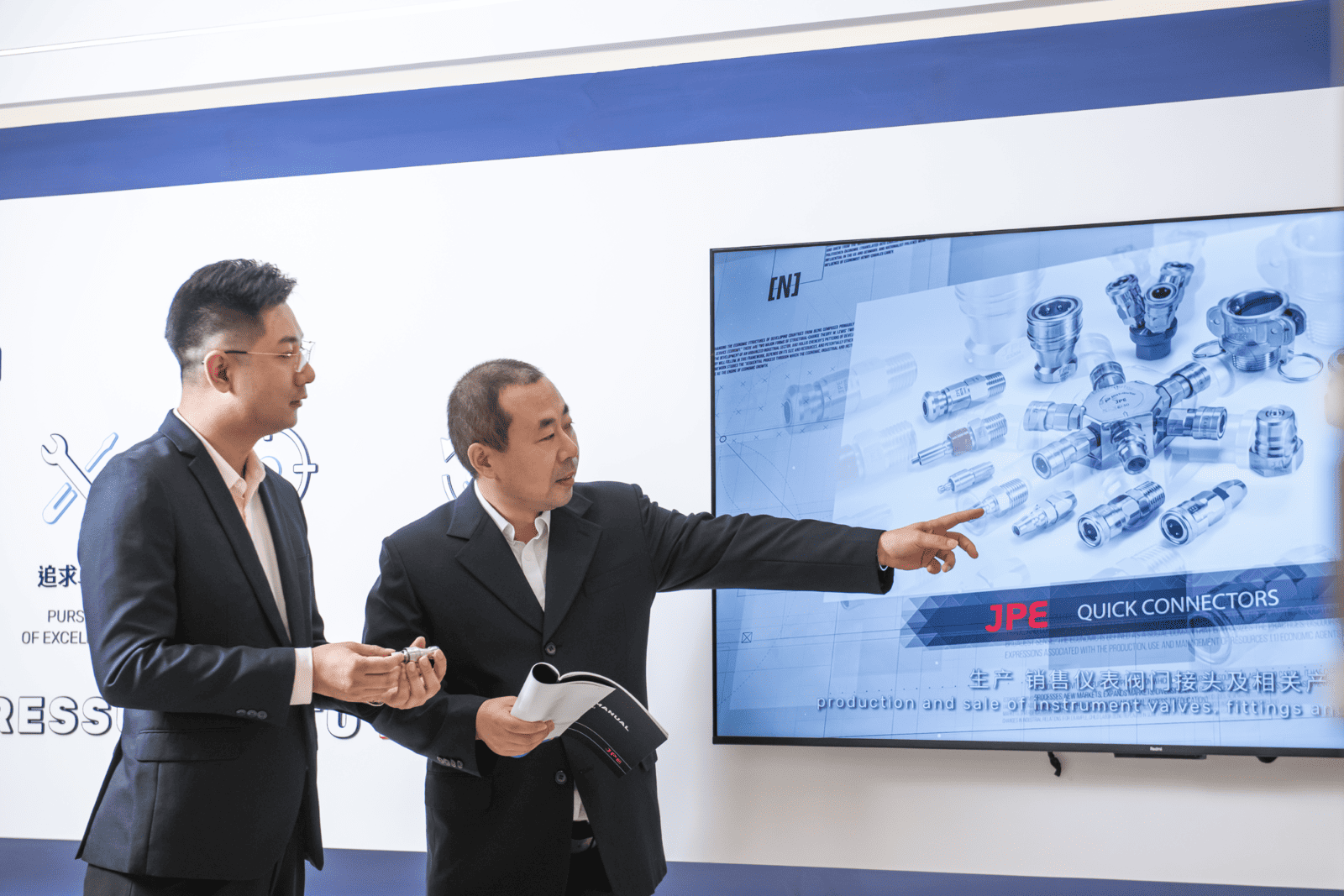 JPE 主管向客戶介紹快速接頭與產品應用技術