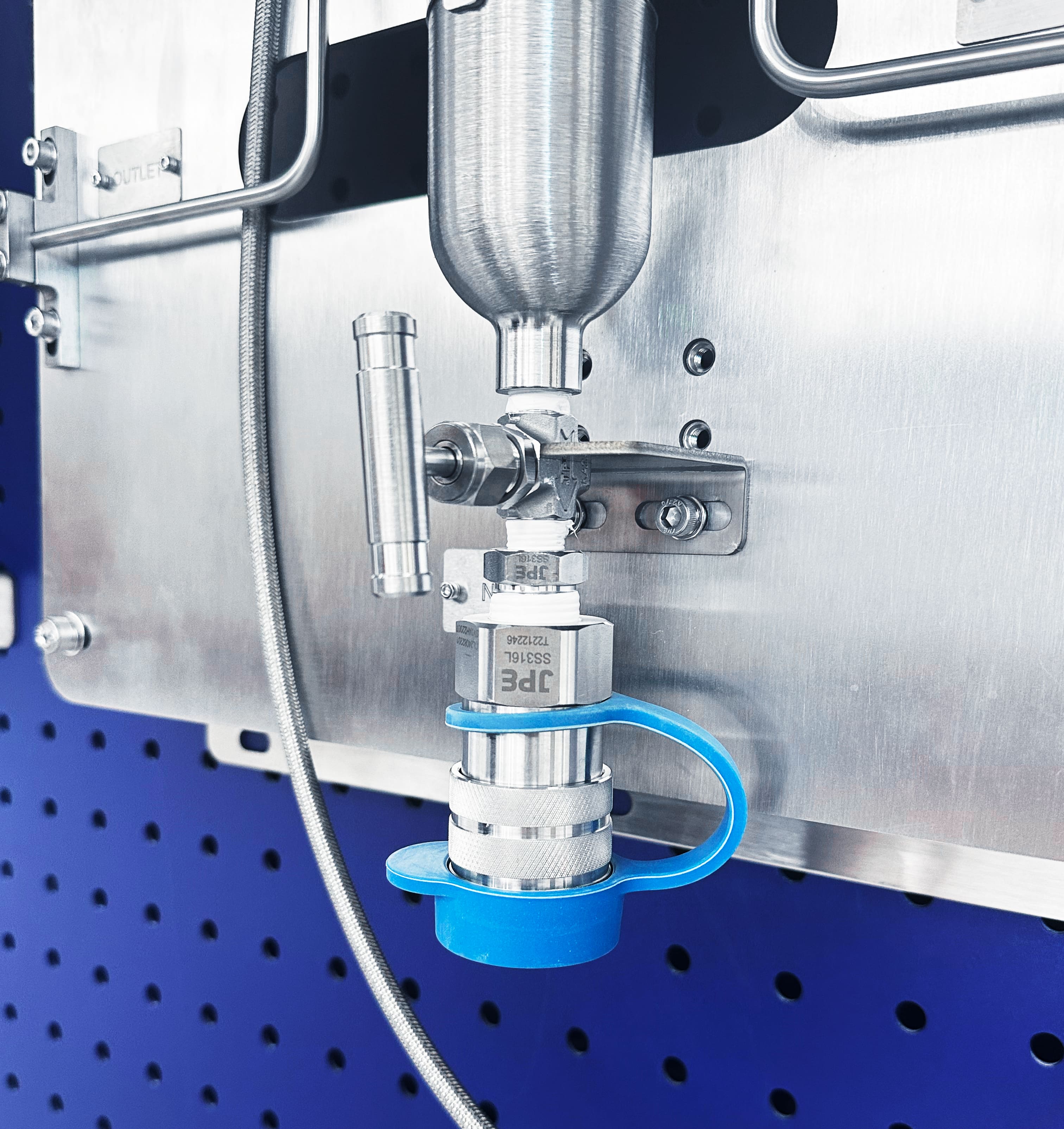 JPE sample cylinder connector with flat-face quick coupling detail for secure sampling connection