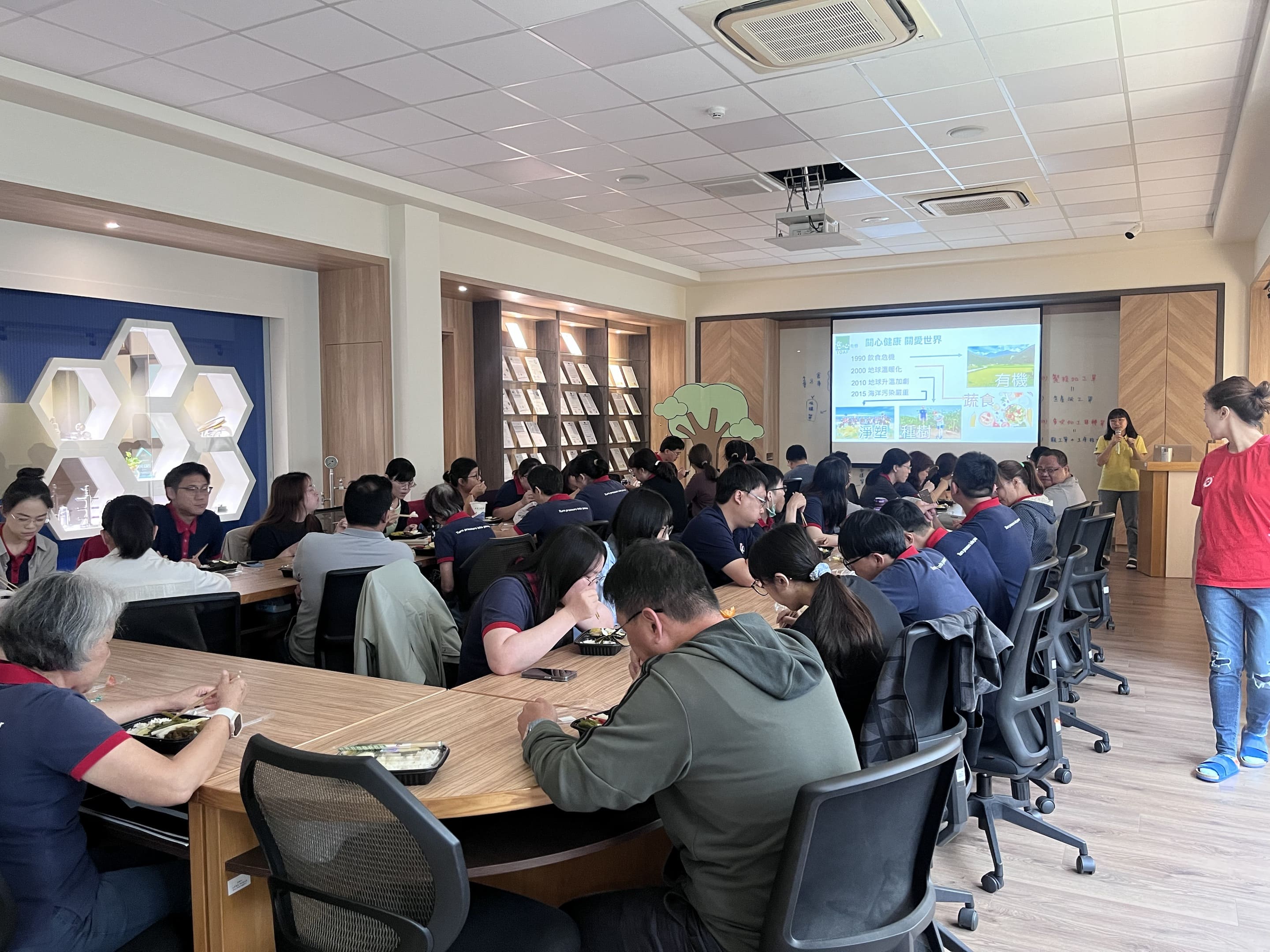 JPE Kaohsiung employees participating in Green Lunch Day and a sustainability talk in the meeting space.
