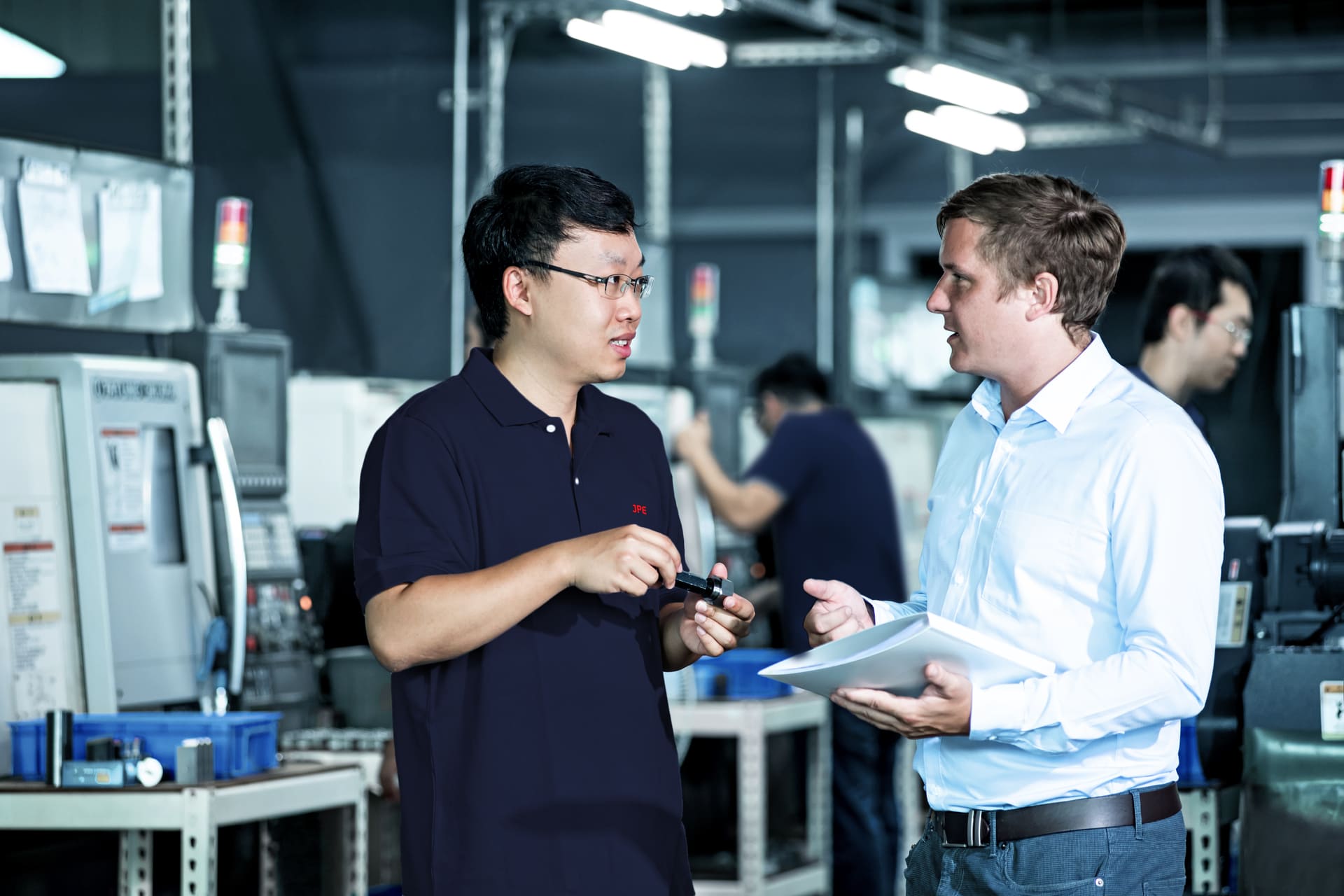 JPE 工程師在生產現場與客戶討論高壓流體系統零件