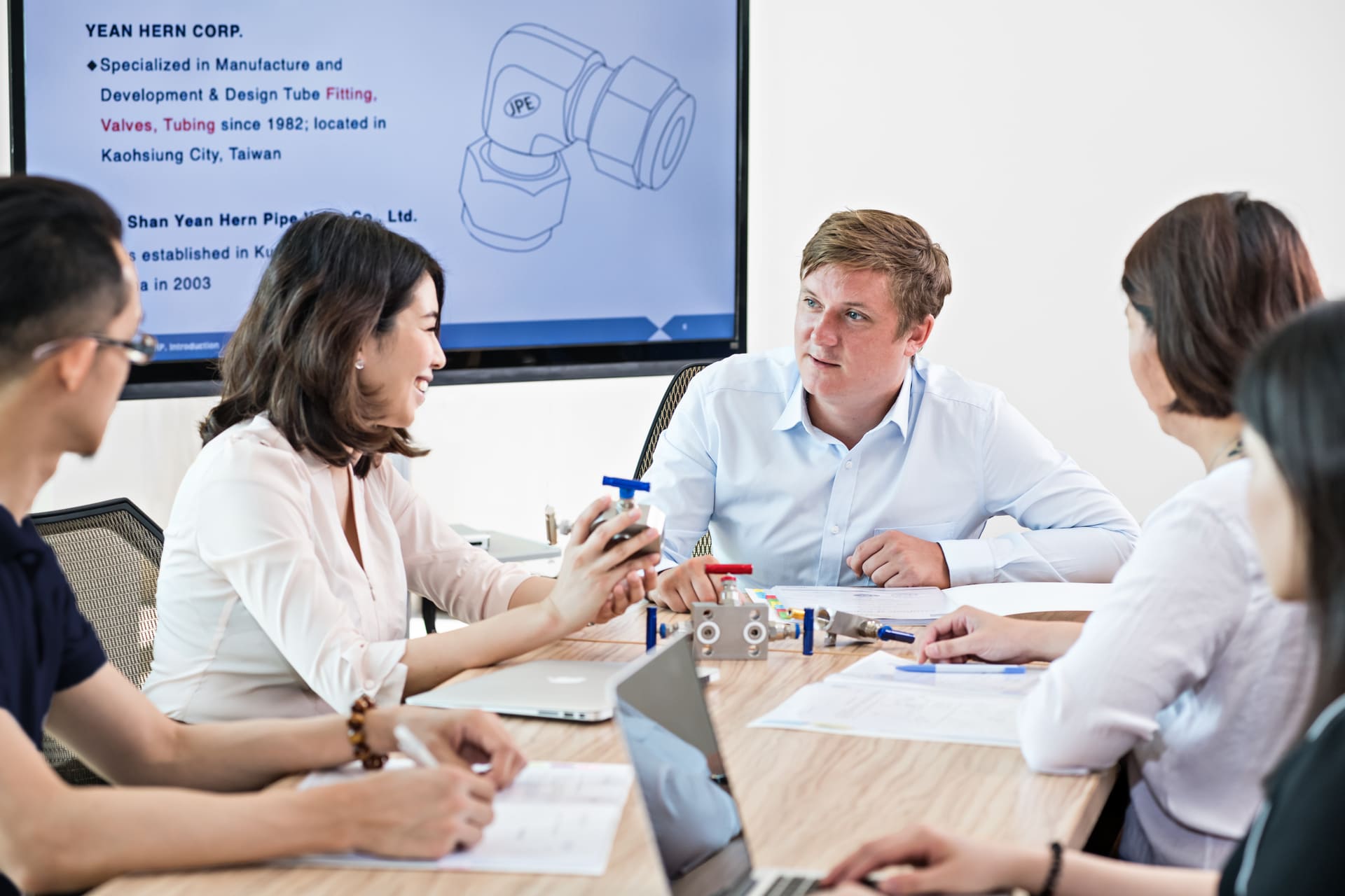 JPE 團隊與客戶進行高壓流體系統與氣密測試方案的技術會議