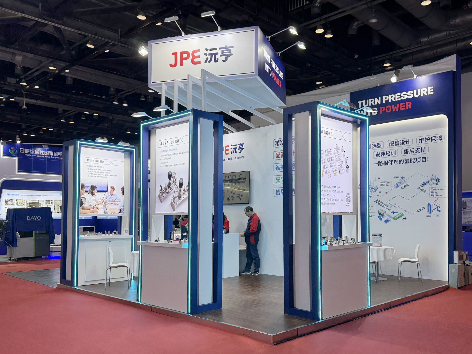 JPE 展位全景，展示流體控制產品、培訓服務與系統配置資訊，於展會中提供半導體與氫能應用解決方案。