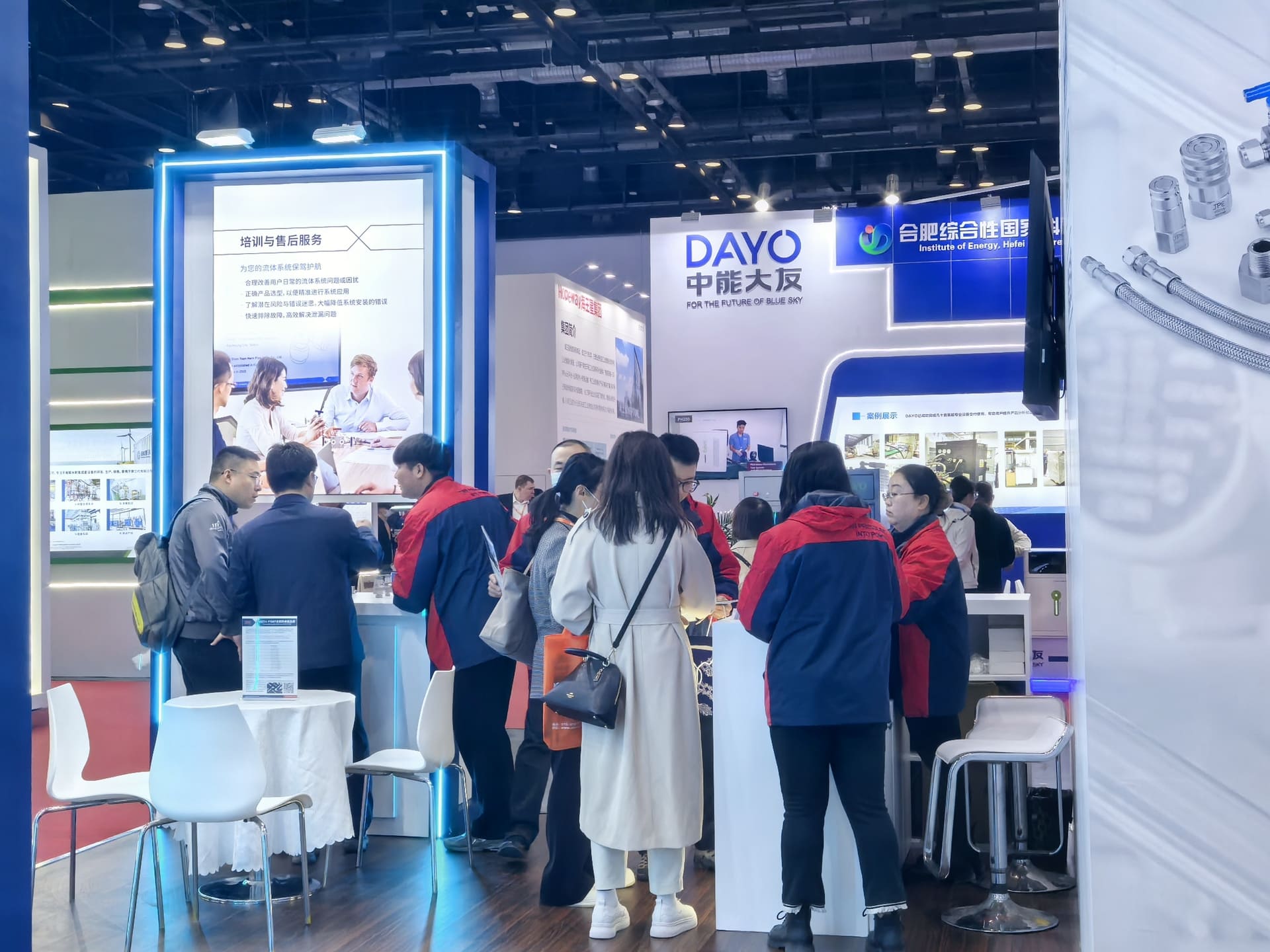 JPE 展位現場交流情況，技術人員向來訪者介紹高潔淨接頭、儀表閥門與流體系統方案。