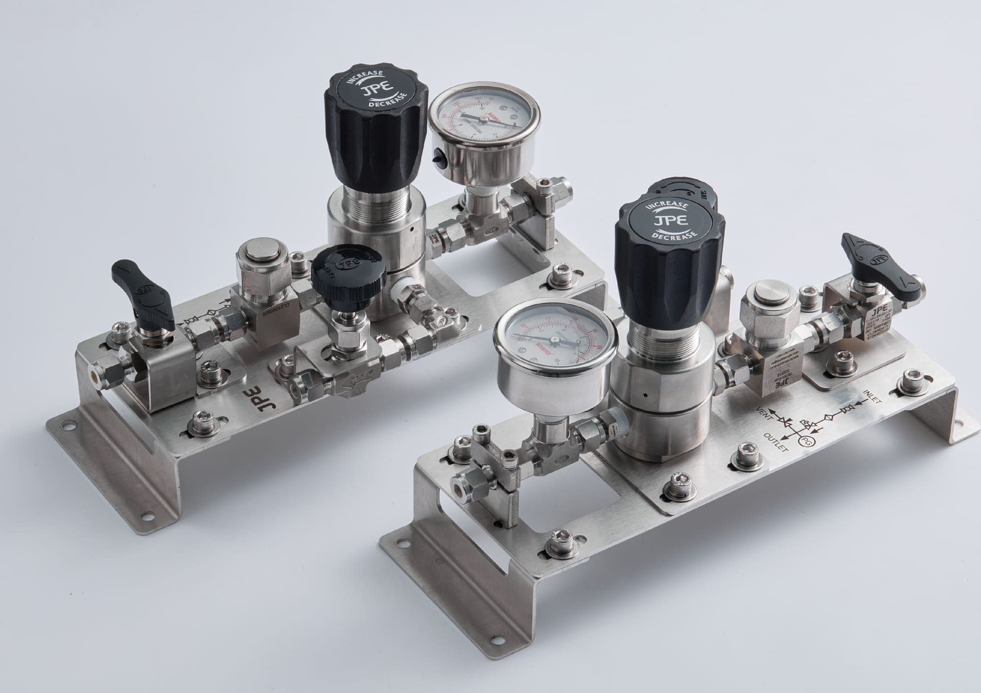 JPE 不鏽鋼流體控制模組，包含壓力調節器、儀表閥門與接頭，用於高壓氣體與精密製程系統。