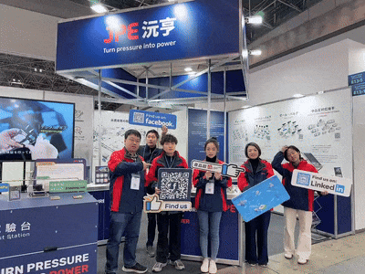 JPE展會團隊於日本氫能展展位前合影，展示企業品牌與社群媒體資訊。